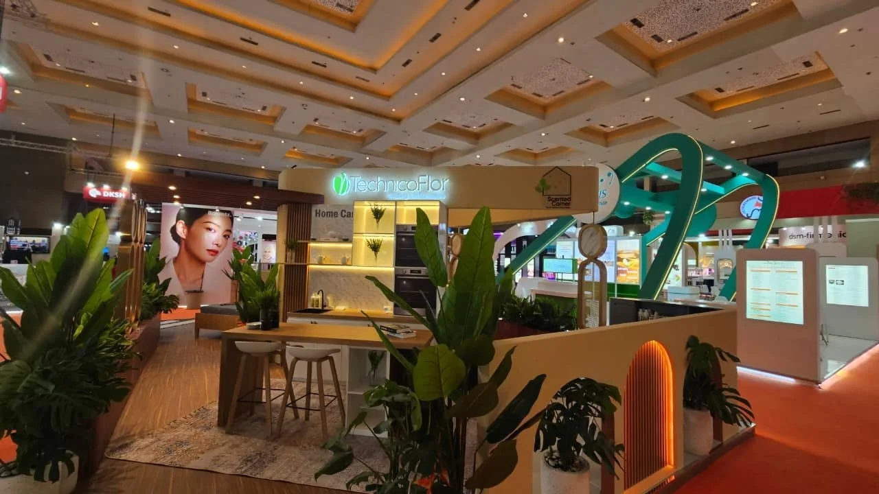 Exhibition lounge with lush plants and warm lighting - view 3